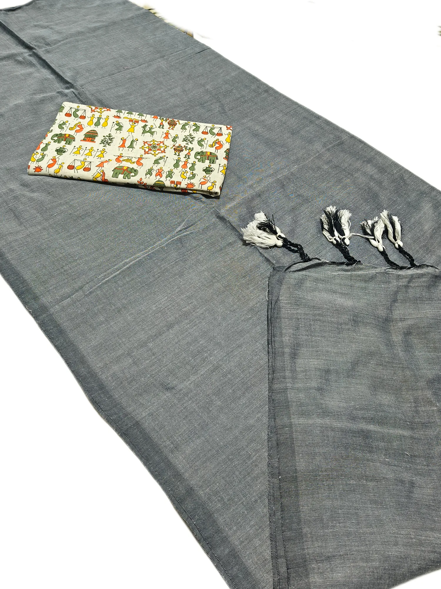 Plain Khaddi Cotton Saree With Worli Print Blouse view 8